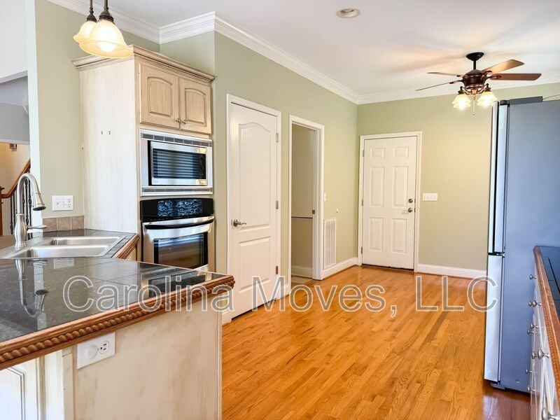 745 Charleston Pl - Photo 7 of 32
