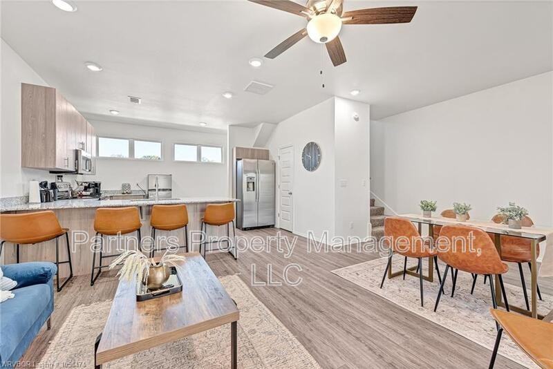 1764 S Razorback Rd - Photo 4 of 12