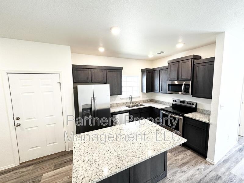 823 S Amarillo Ave - Photo 2 of 27