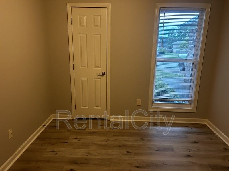 100 Kensington Cv - Photo 2 of 16