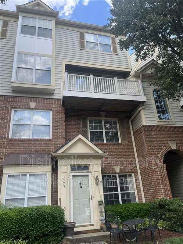 1727 Kingsgate Ct #1727 - Photo 2 of 5