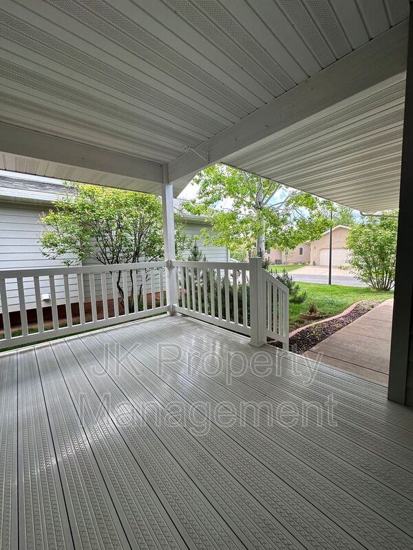 3209 Wild Rose Ln - Photo 4 of 36