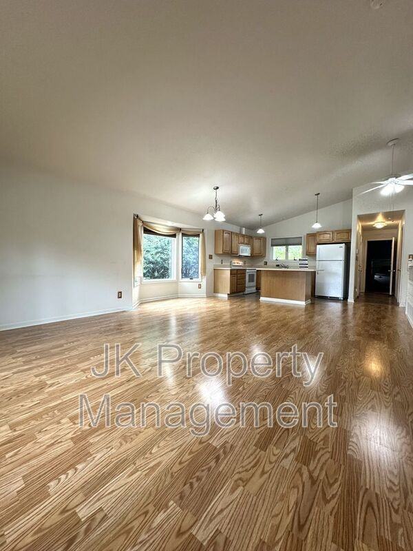 3209 Wild Rose Ln - Photo 5 of 36