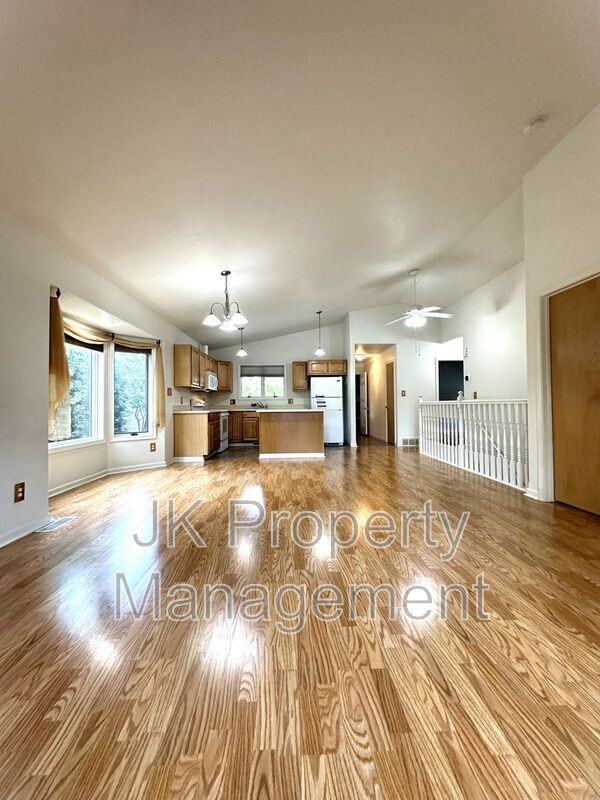 3209 Wild Rose Ln - Photo 6 of 36