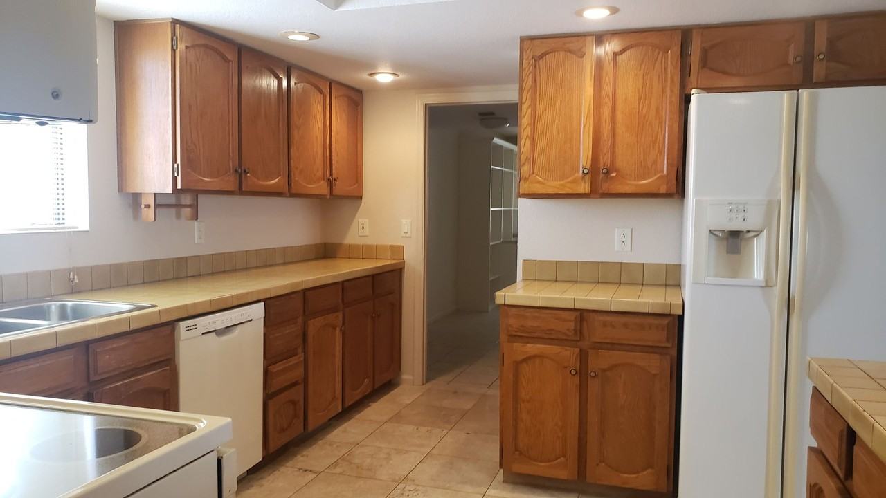 16212 E Carmel Dr - Photo 3 of 13