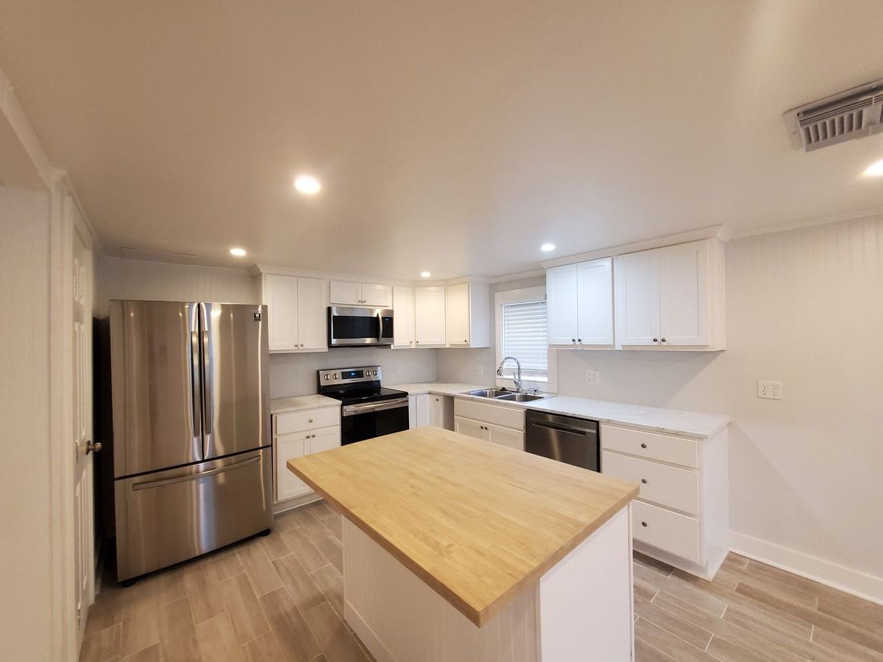 1613 17th St - Photo 4 of 19