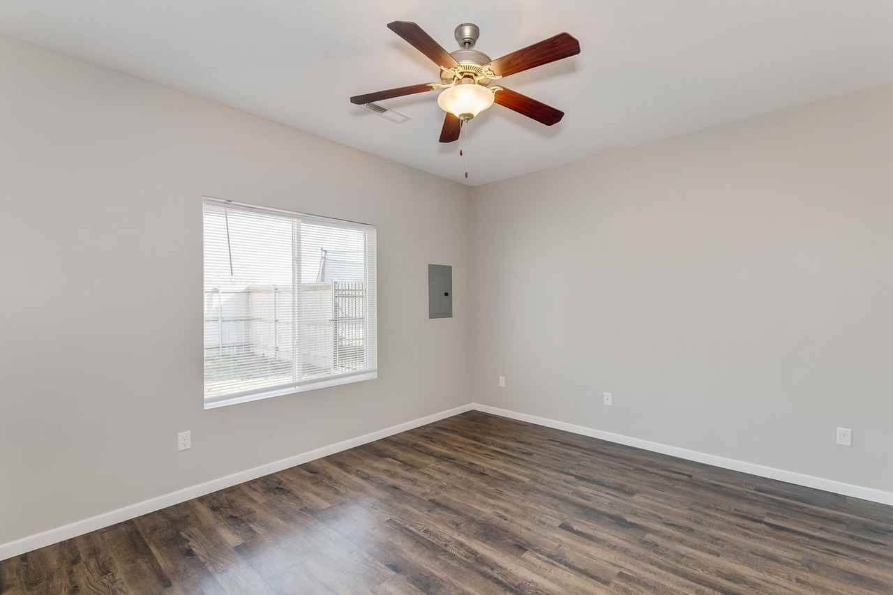 430 S Longbranch Dr - Photo 2 of 11