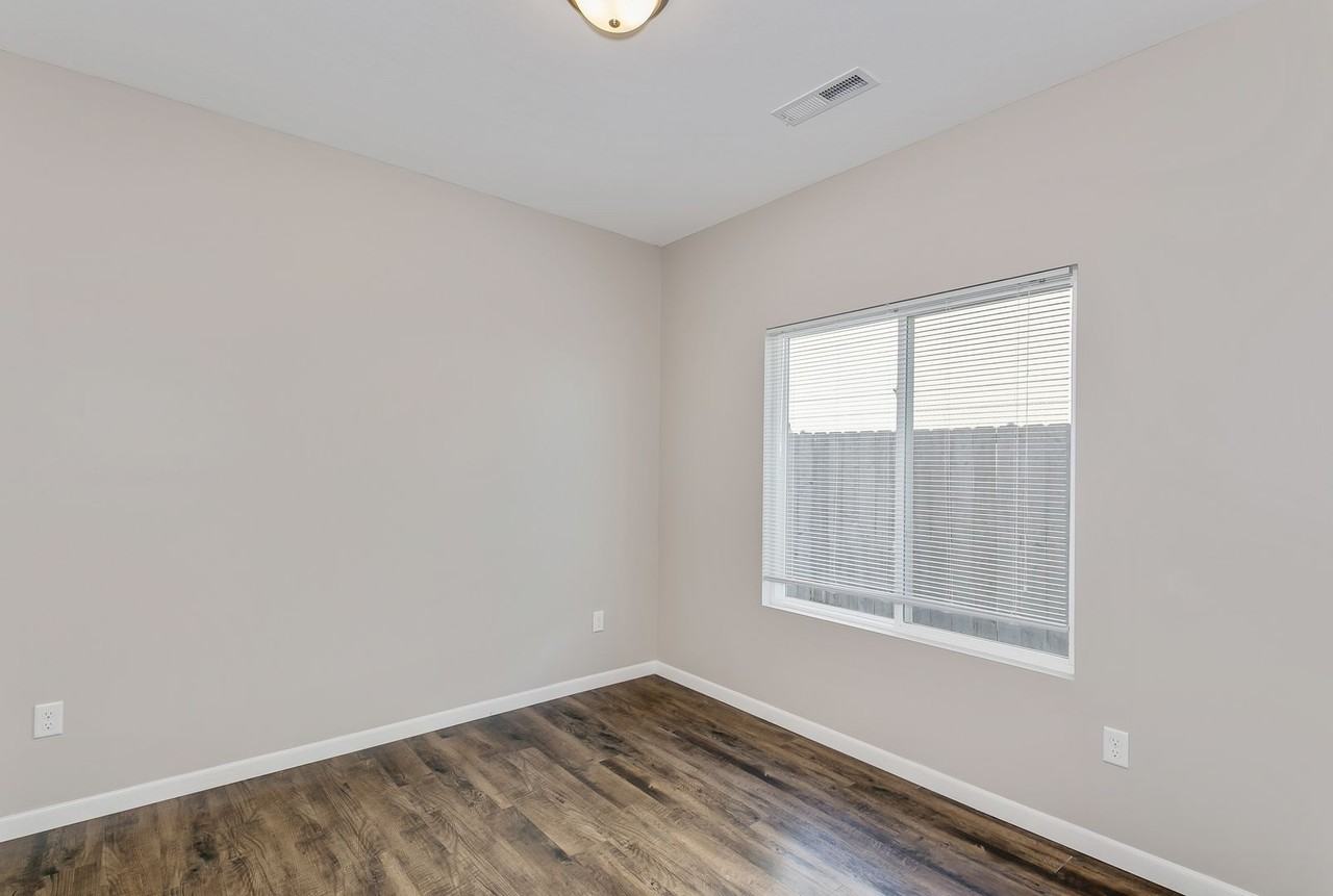 430 S Longbranch Dr - Photo 3 of 11