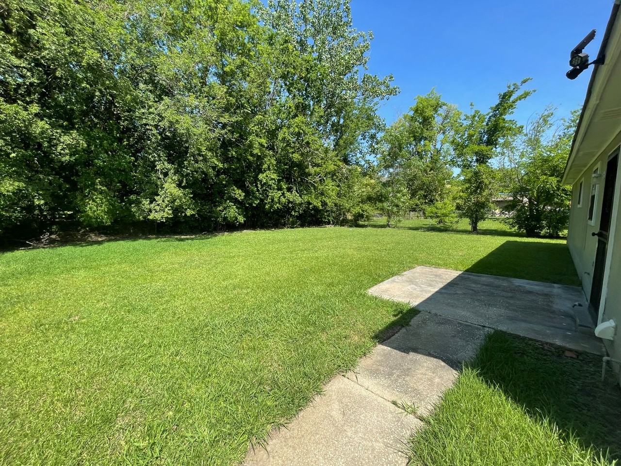 3012 Fredericksburg Dr - Photo 2 of 11