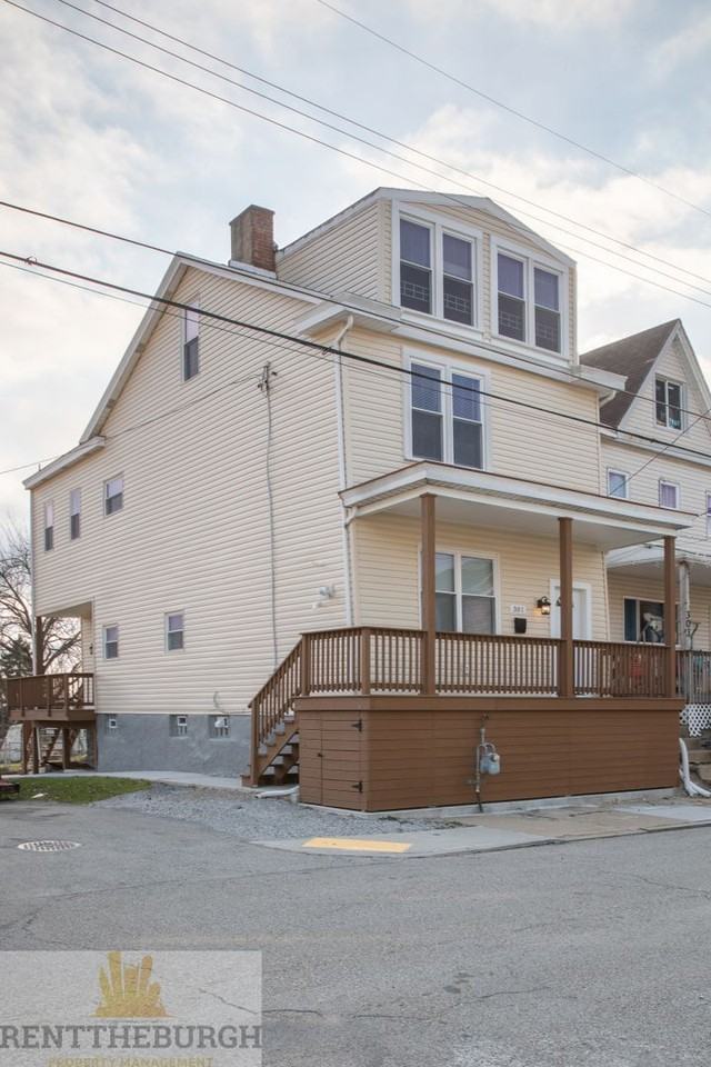 301 Clover St - Photo 4 of 28