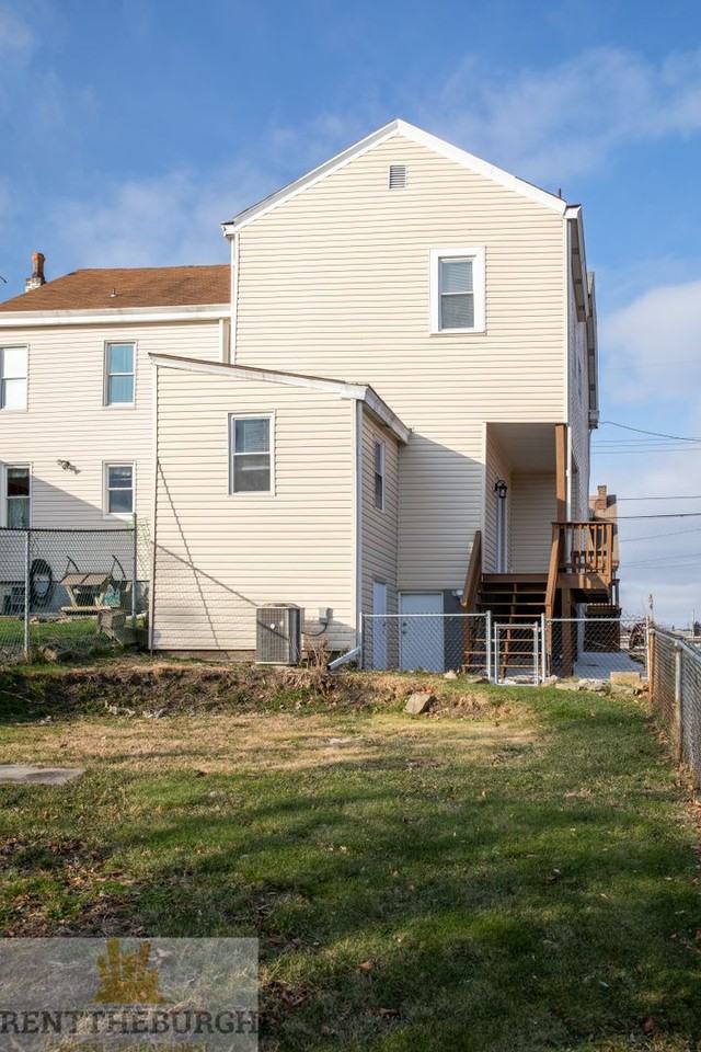 301 Clover St - Photo 5 of 28