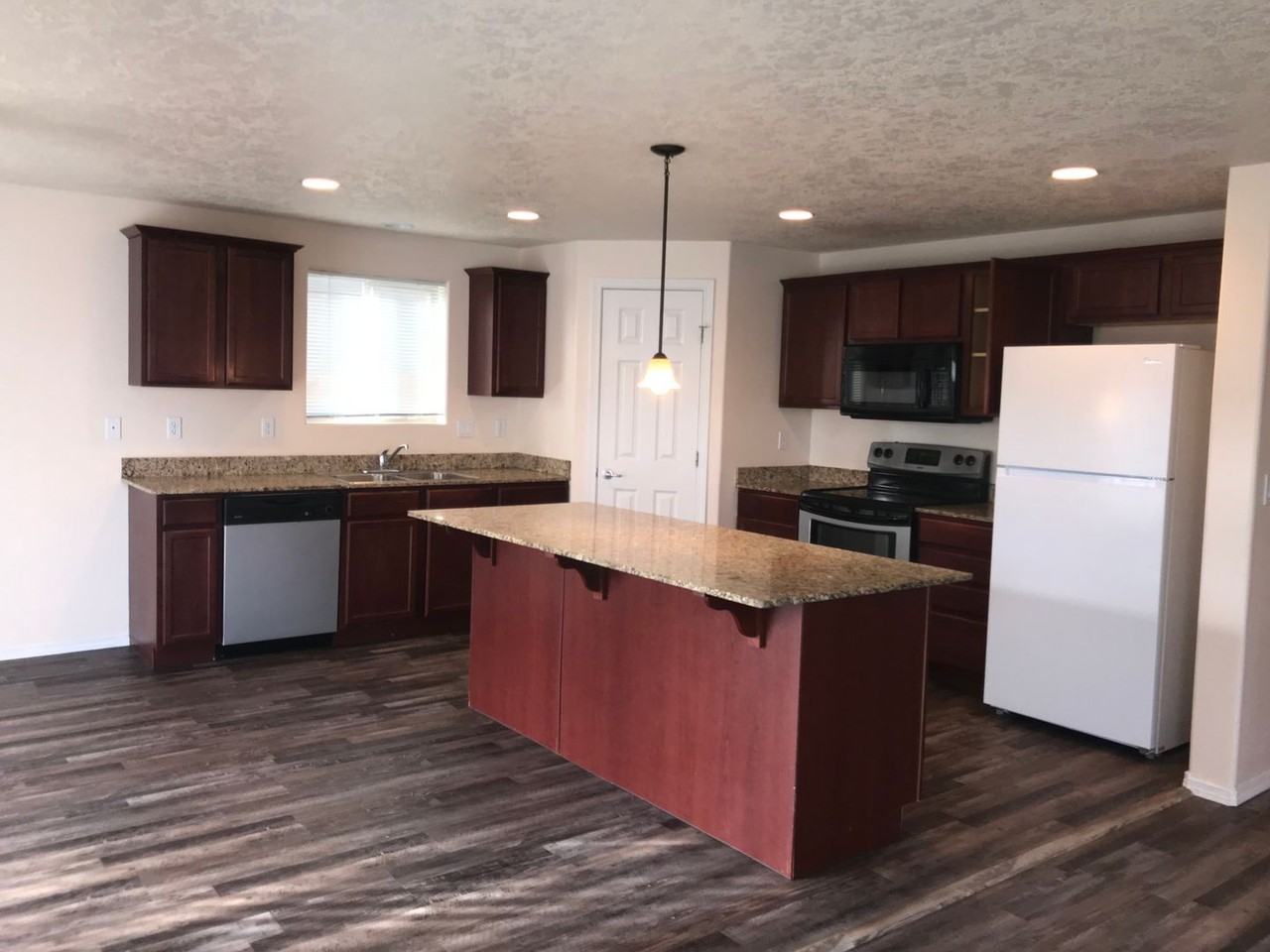 500 4th Ave - Photo 2 of 9