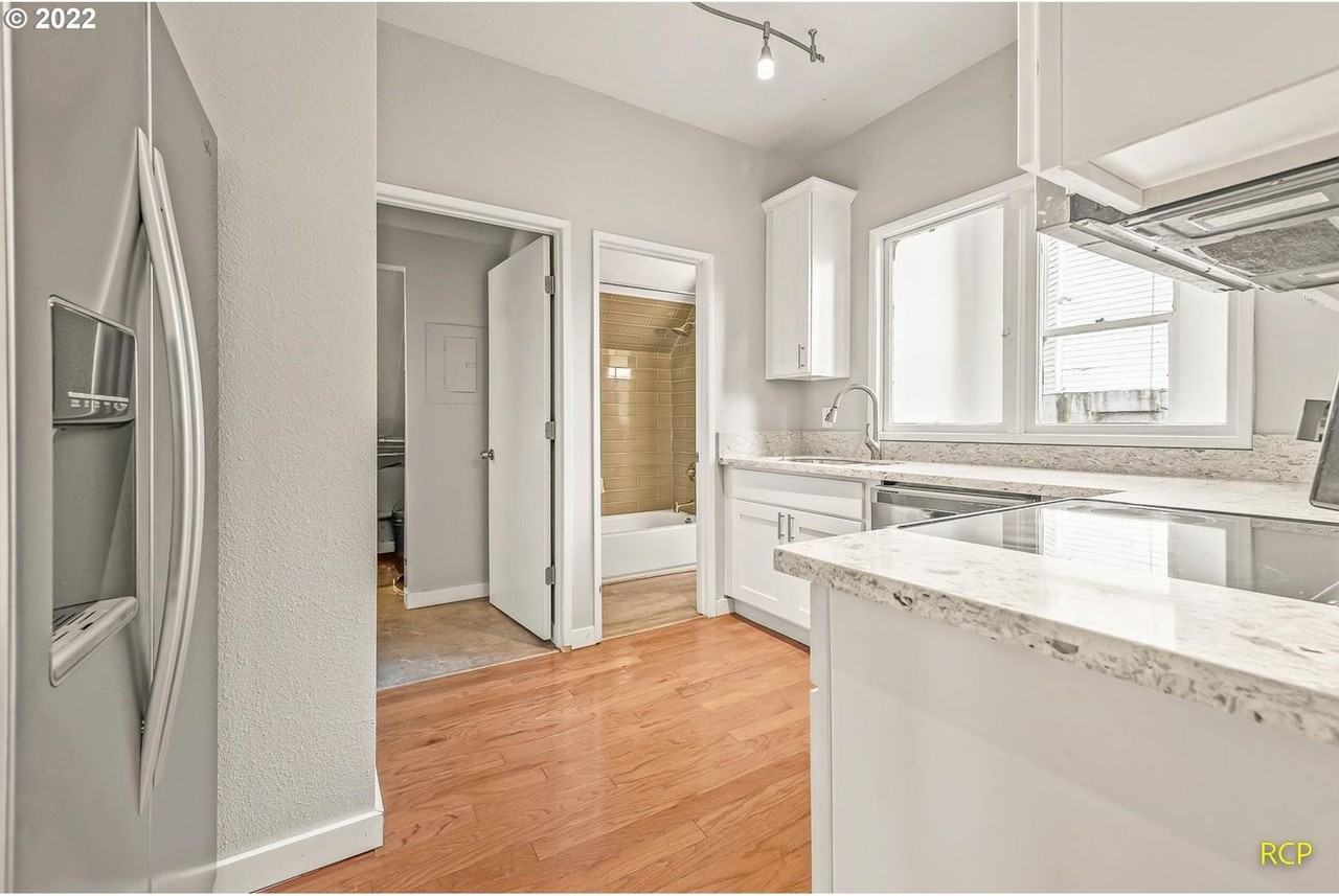 2069 Sw Park Ave #D - Photo 4 of 19