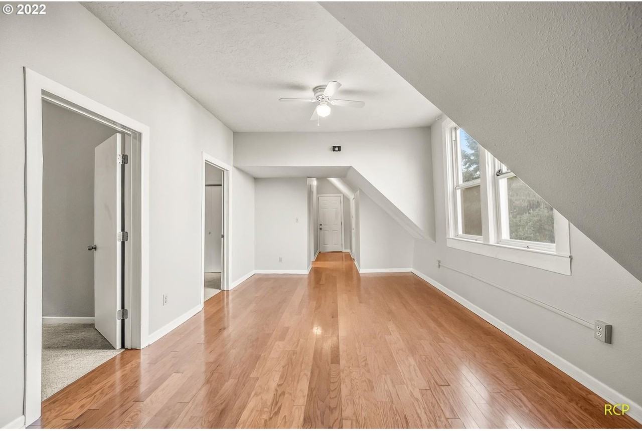 2069 Sw Park Ave #D - Photo 5 of 19