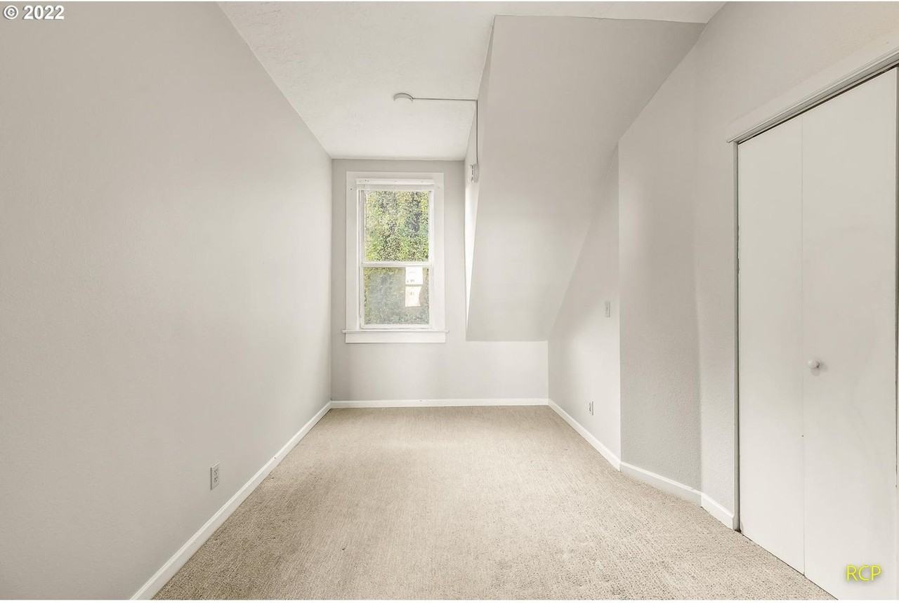 2069 Sw Park Ave #D - Photo 7 of 19