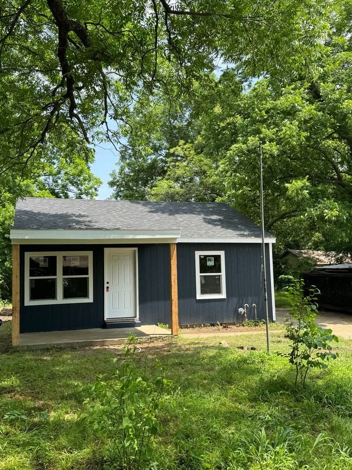 1202 D St Se - Photo 2 of 8