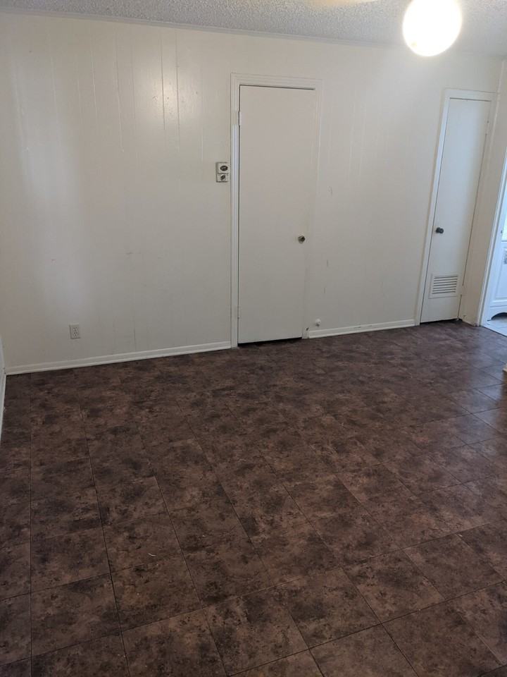 209 E Dean Avenue - Photo 2 of 8