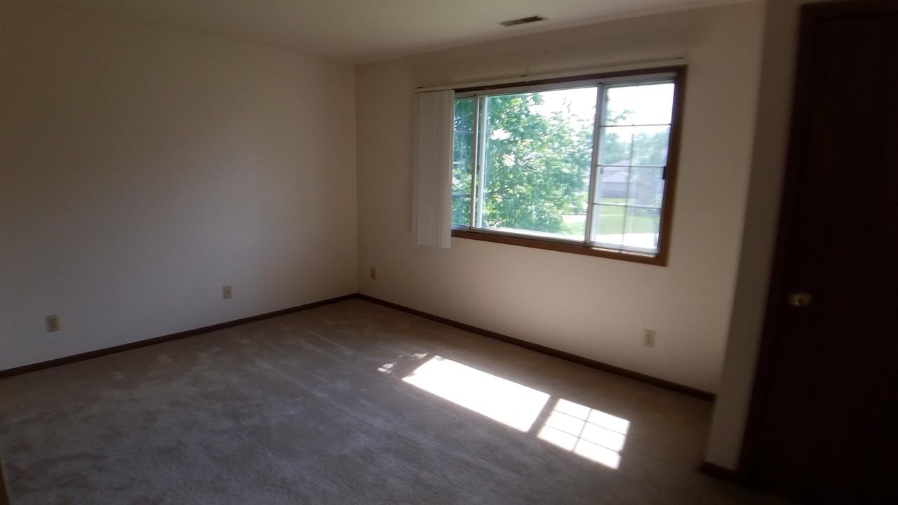 W171 S7576 Lannon Dr - Photo 4 of 12