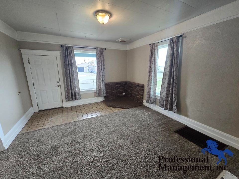 109 S 35th St - Photo 2 of 10
