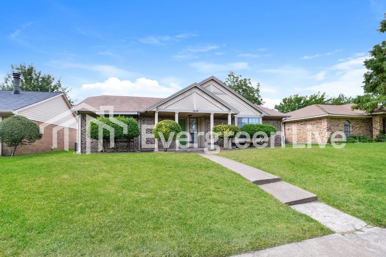 1016 Hunters Glen Dr - Photo 2 of 17
