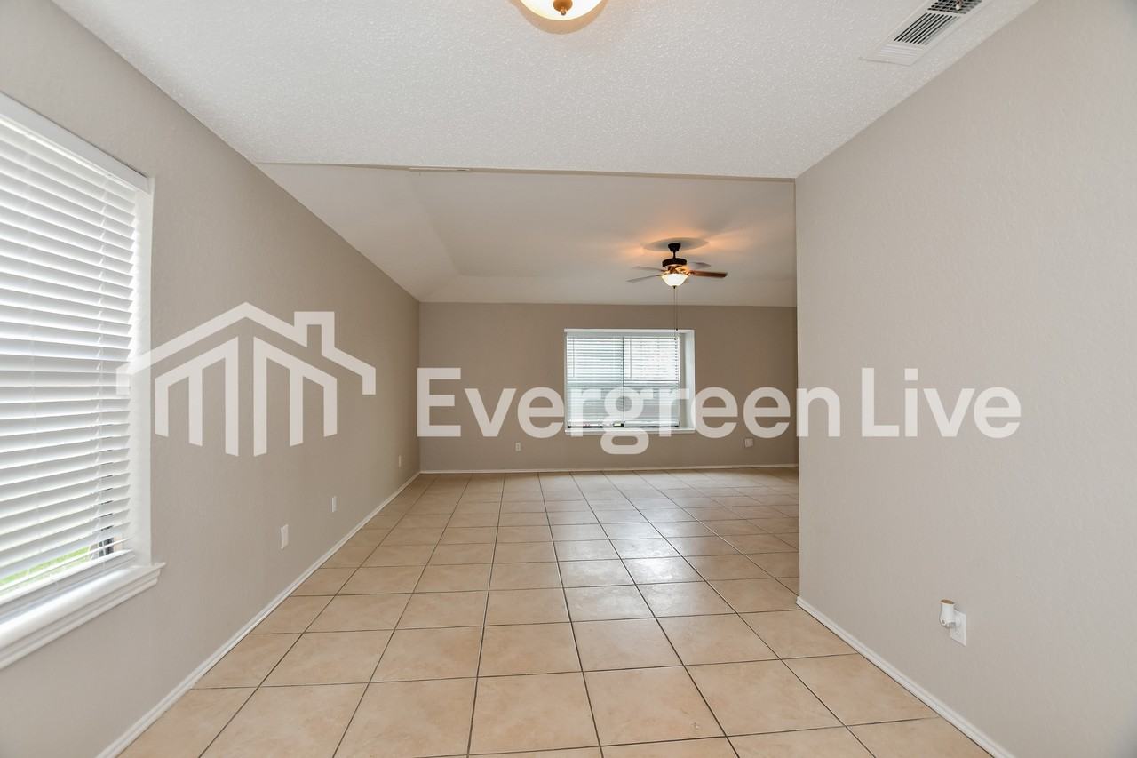 1016 Hunters Glen Dr - Photo 3 of 17