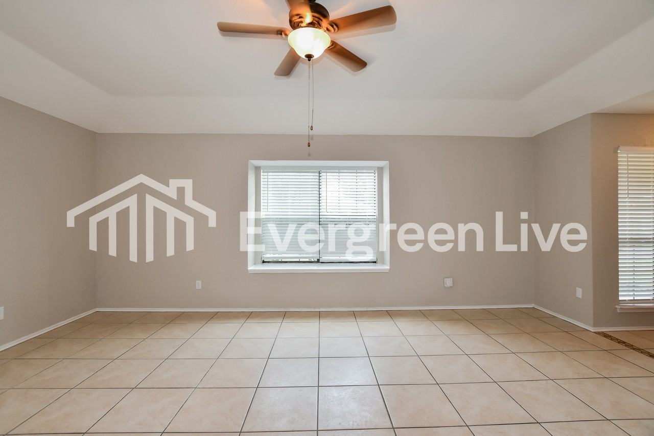 1016 Hunters Glen Dr - Photo 4 of 17