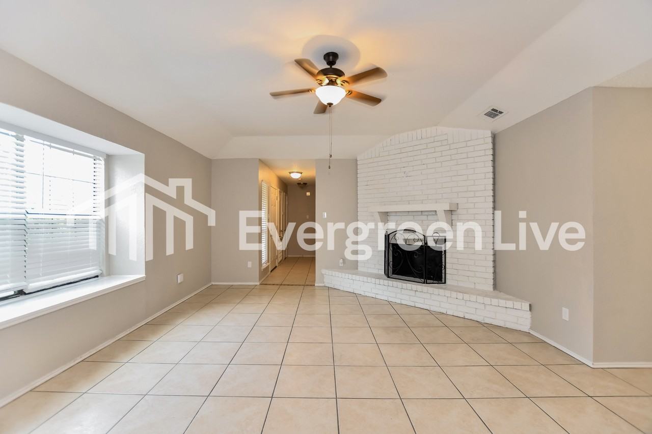 1016 Hunters Glen Dr - Photo 7 of 17