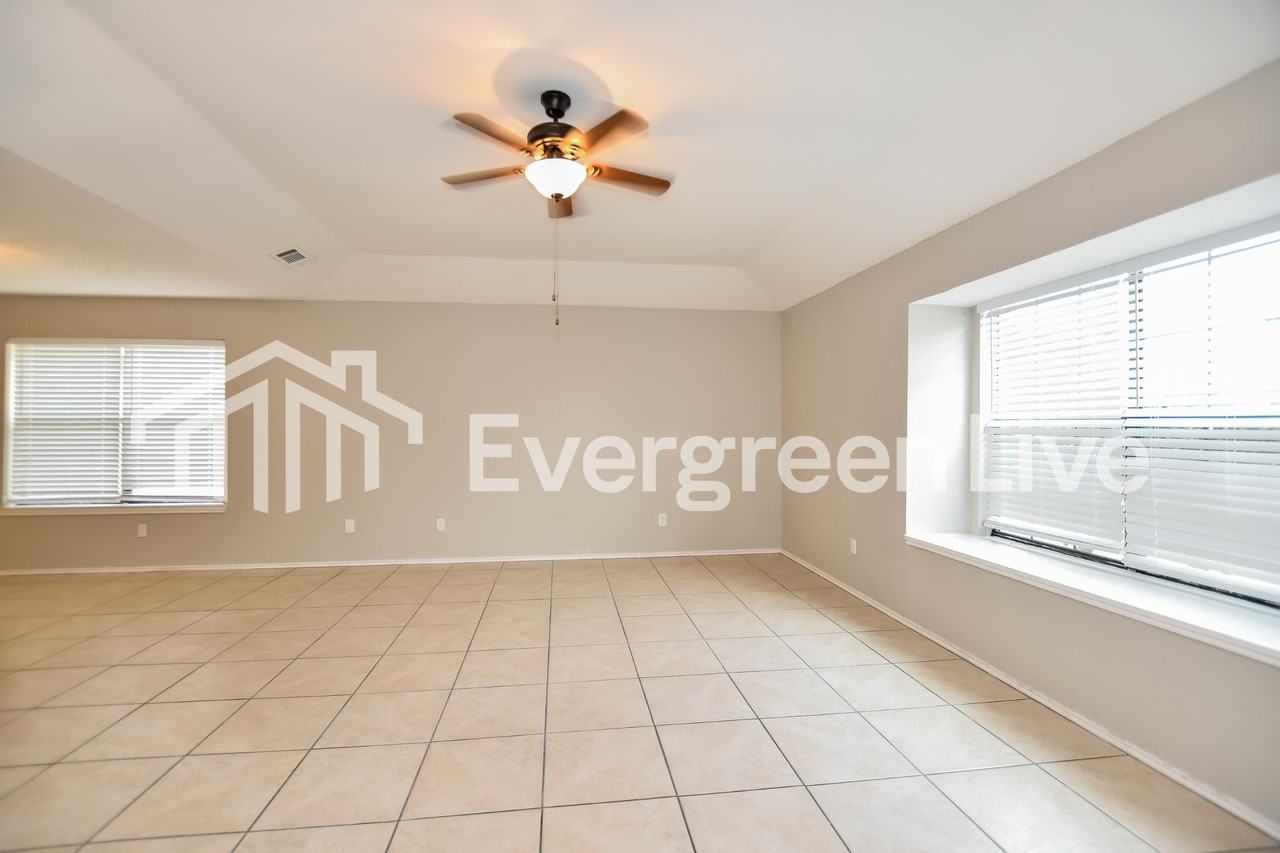 1016 Hunters Glen Dr - Photo 5 of 17
