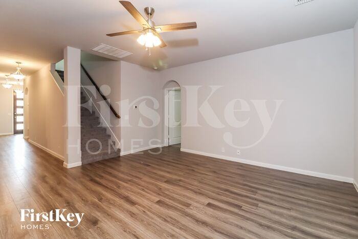 1044 Fairfax Dr - Photo 3 of 15