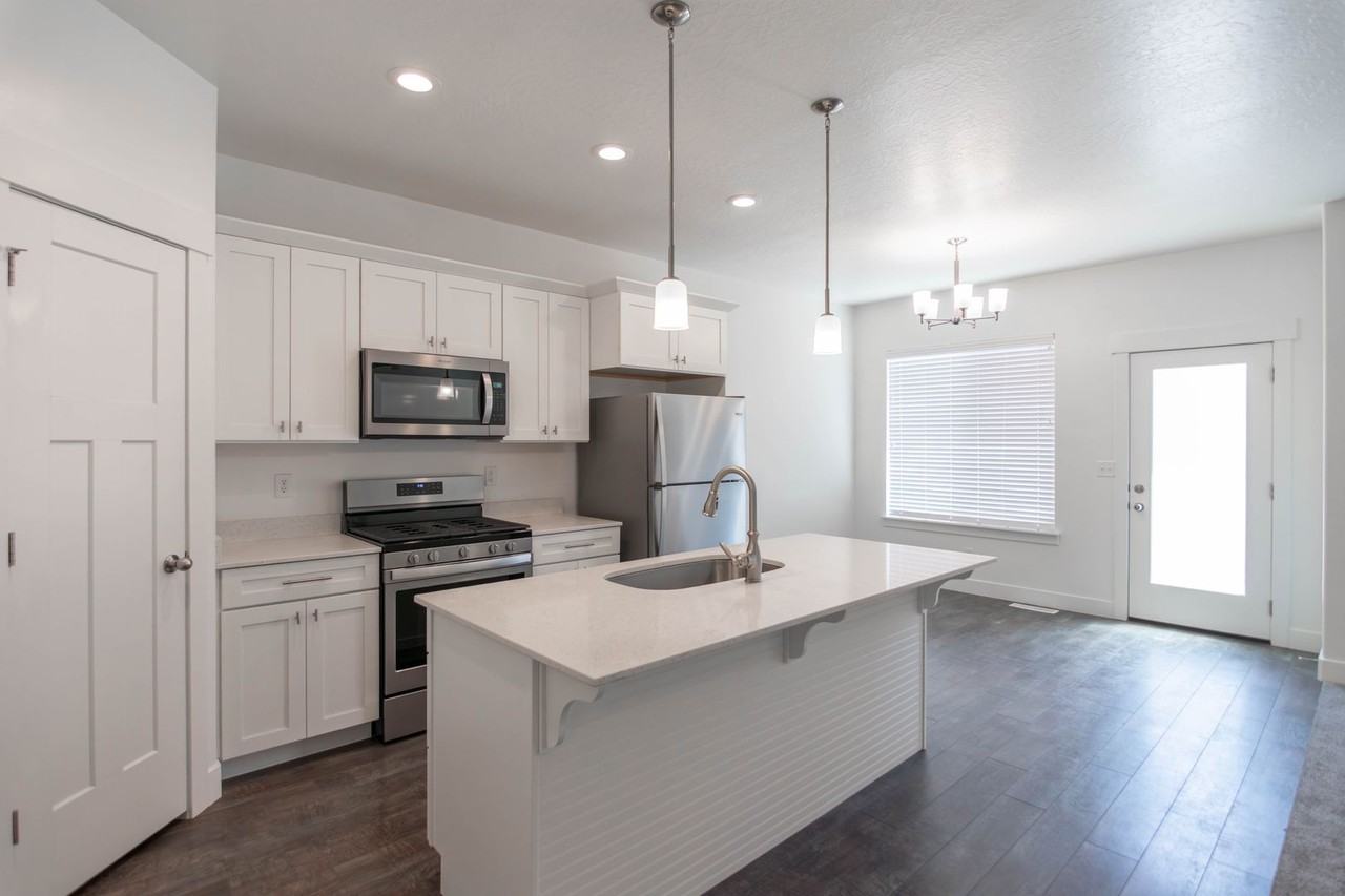 1777 W Newcastle Ln - Photo 4 of 26