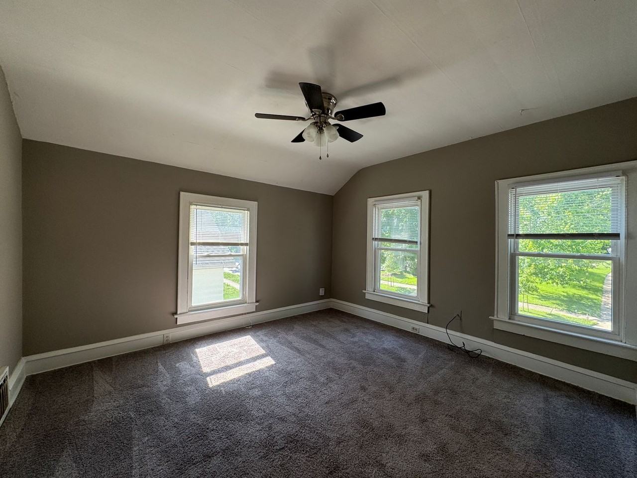 608 1/2 E Monroe - Photo 3 of 8