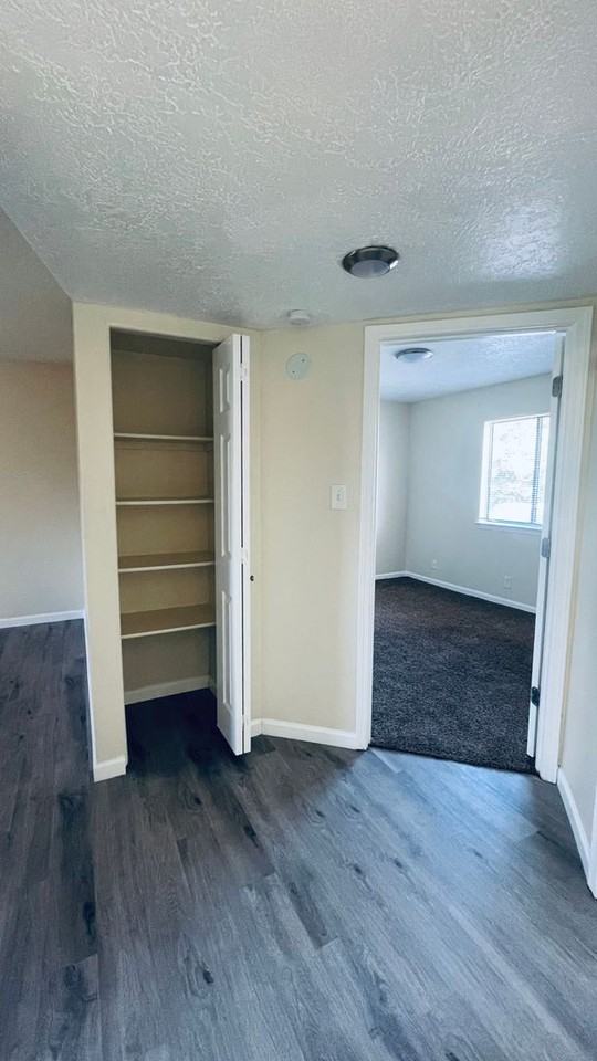 CRESTWOOD APARTMENTS - Photo 5 of 31