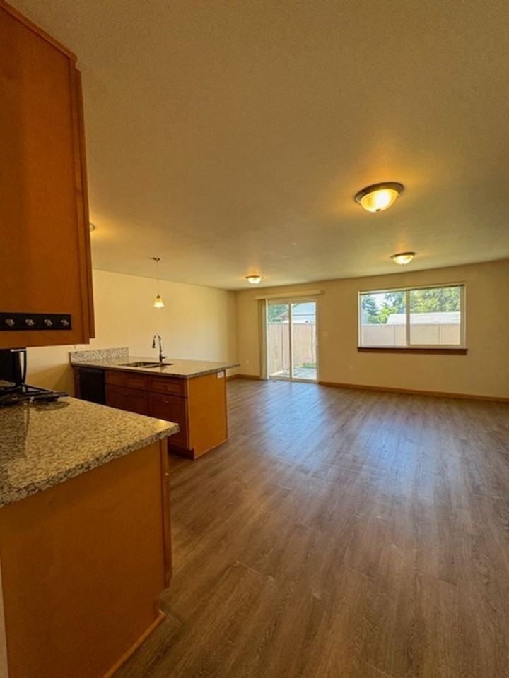 530 Harrison St - Photo 4 of 13