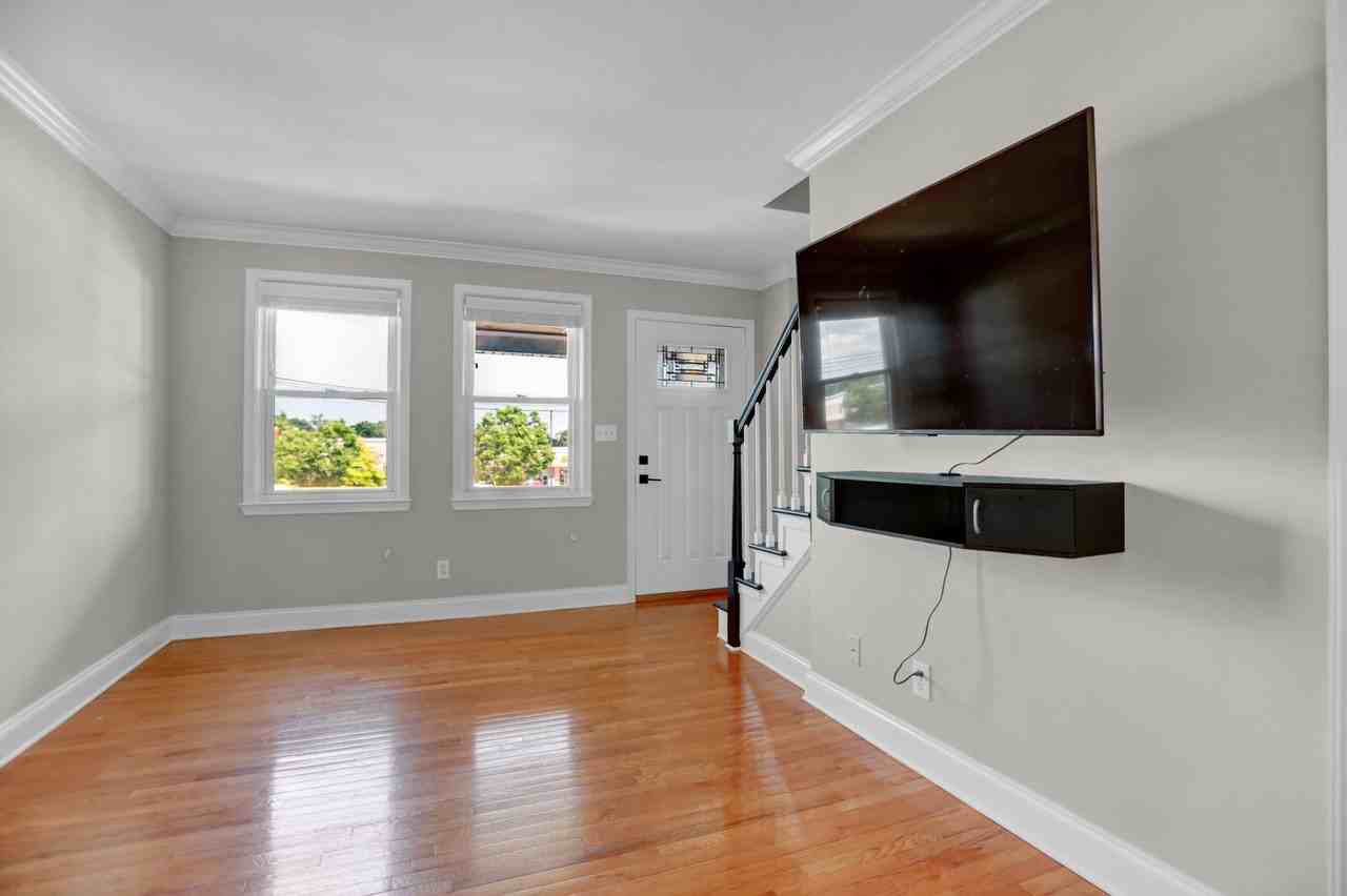 406 Kane St - Photo 7 of 33
