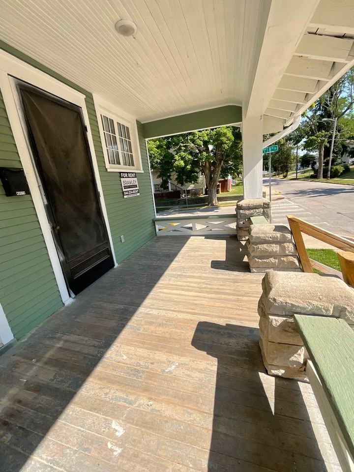 319 N Dunn St - Photo 4 of 50