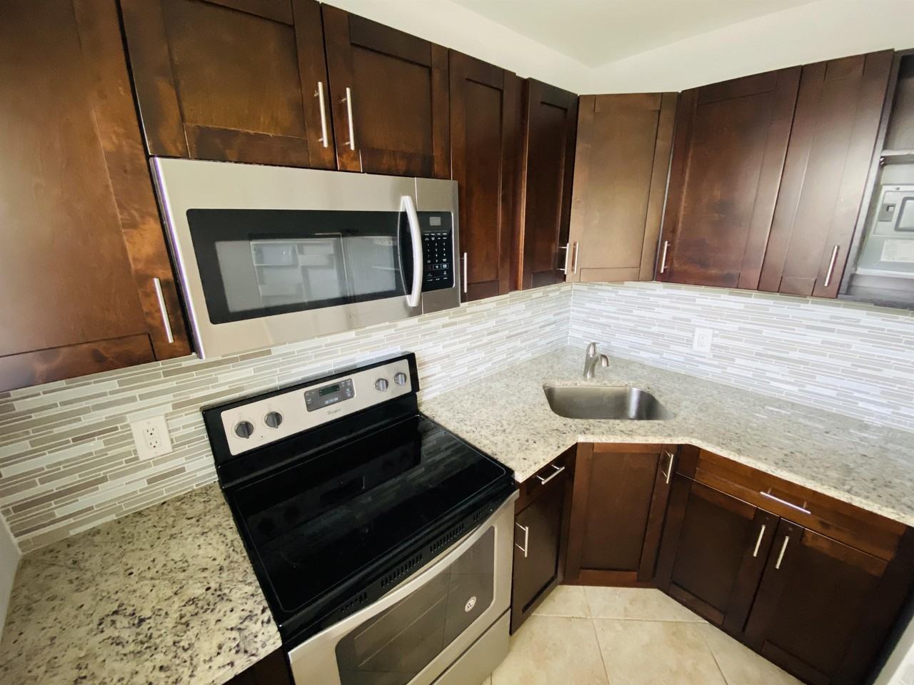 214 Sw 15th St #2 - Photo 5 of 23