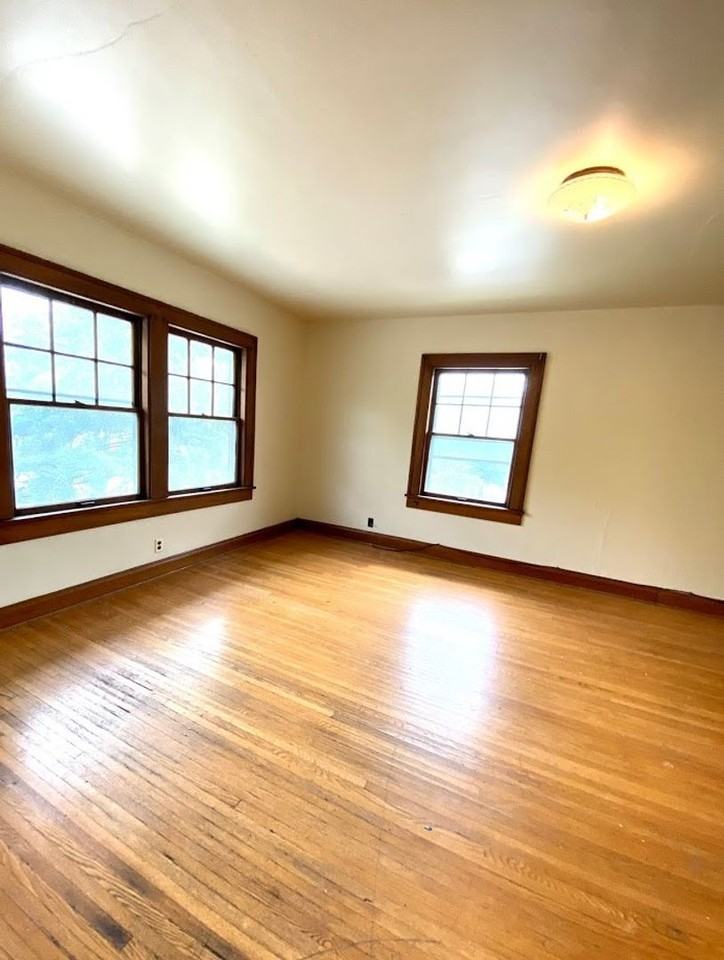 426 E 6th St - Photo 5 of 18