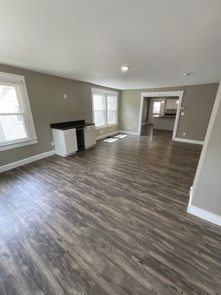 407 N Dunn St - Photo 2 of 28