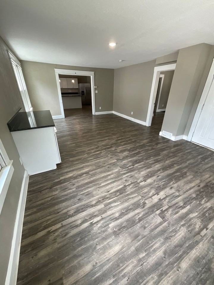 407 N Dunn St - Photo 3 of 28