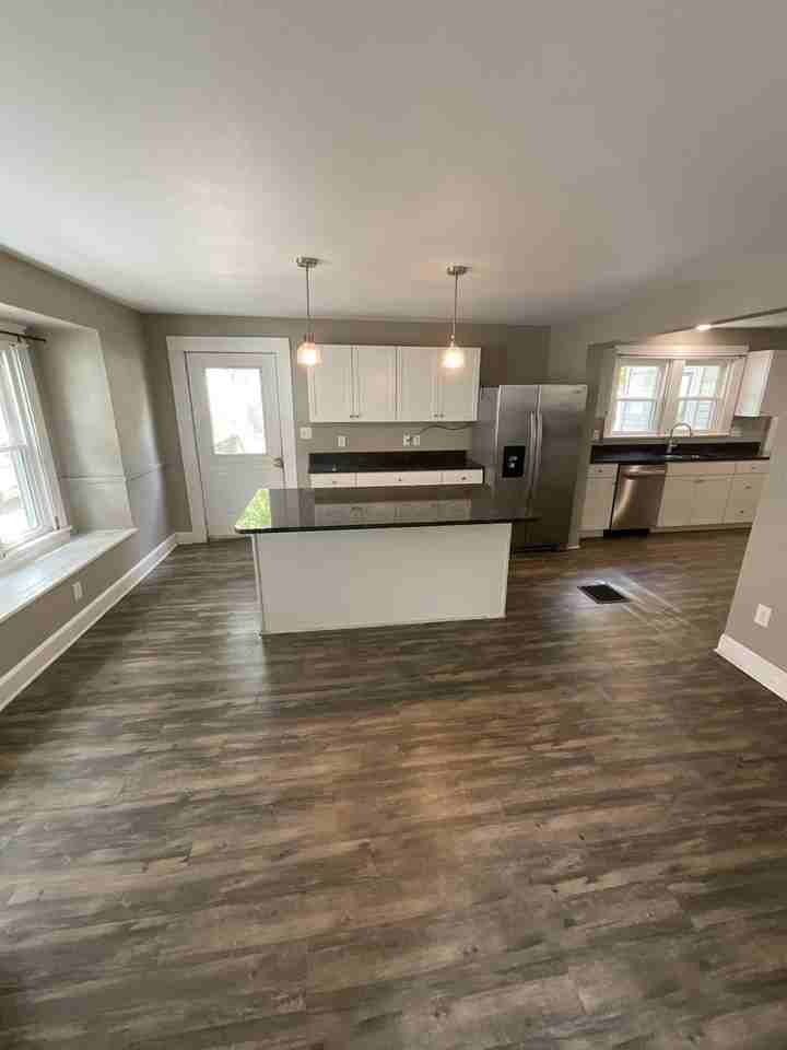 407 N Dunn St - Photo 5 of 28