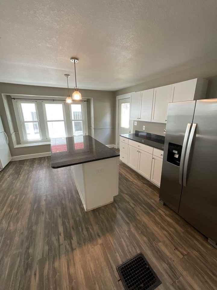 407 N Dunn St - Photo 6 of 28