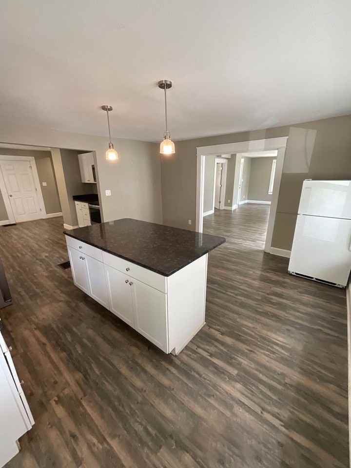 407 N Dunn St - Photo 7 of 28