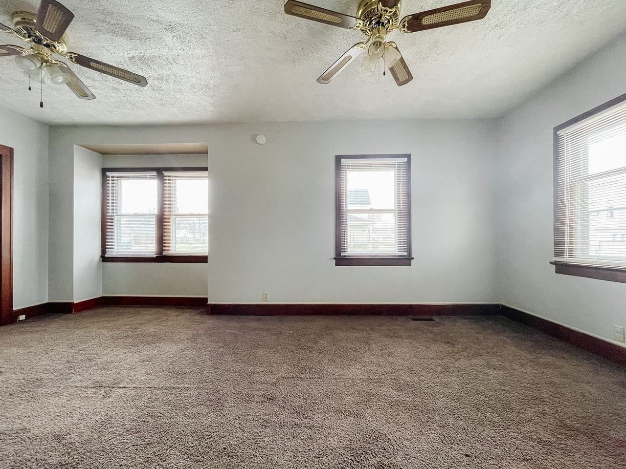 1317 W Memorial Dr - Photo 3 of 11