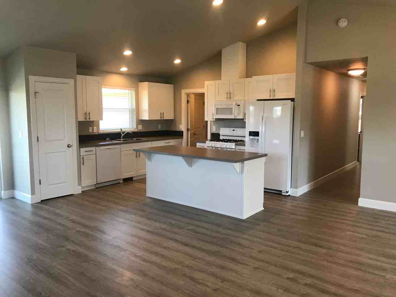 1643 Ne 5th St - Photo 3 of 15