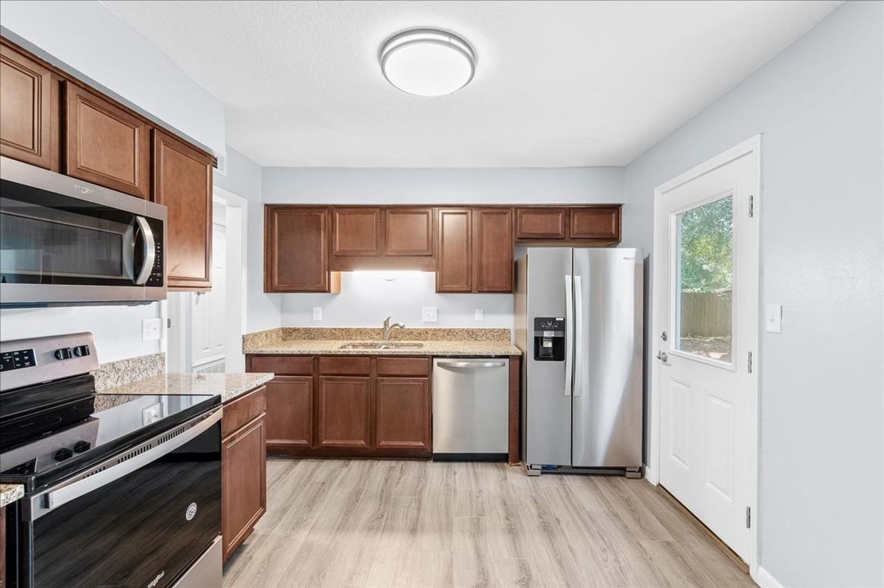 107 Alan A Dale Dr - Photo 3 of 38