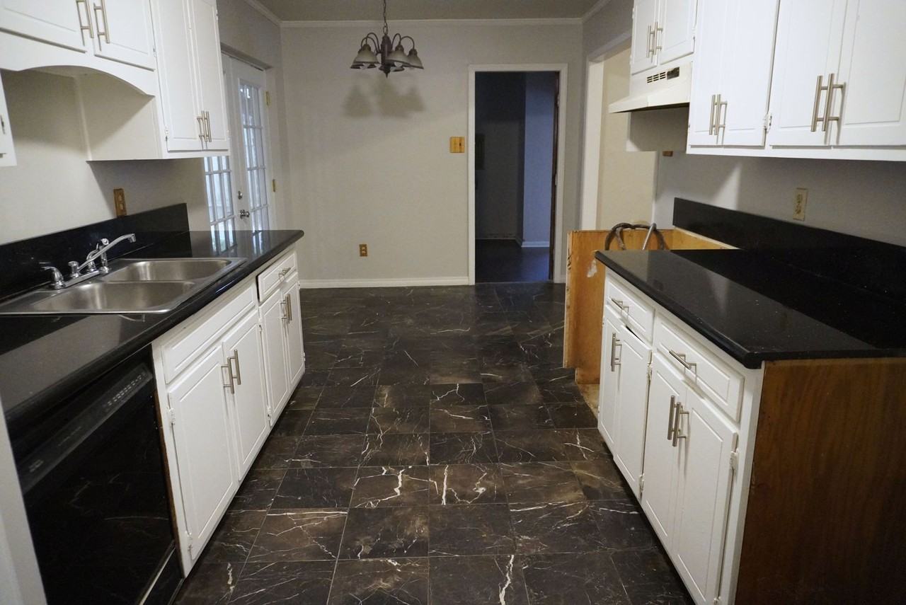 9005 Cedar Hill Ln - Photo 3 of 12