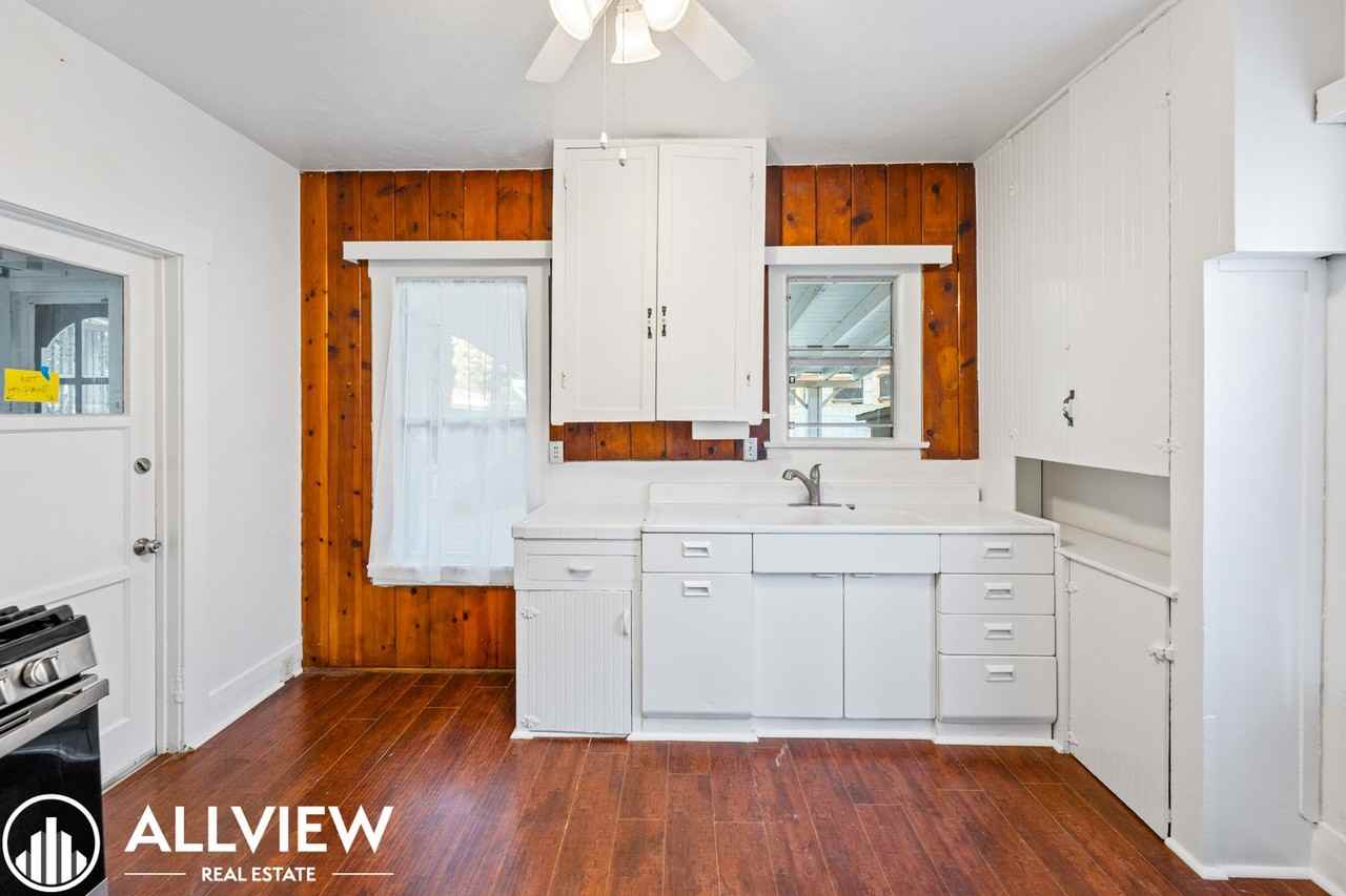 232 22nd St - Photo 4 of 28