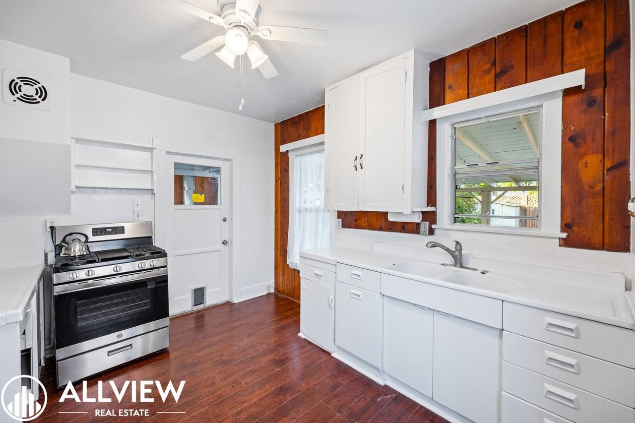 232 22nd St - Photo 3 of 28