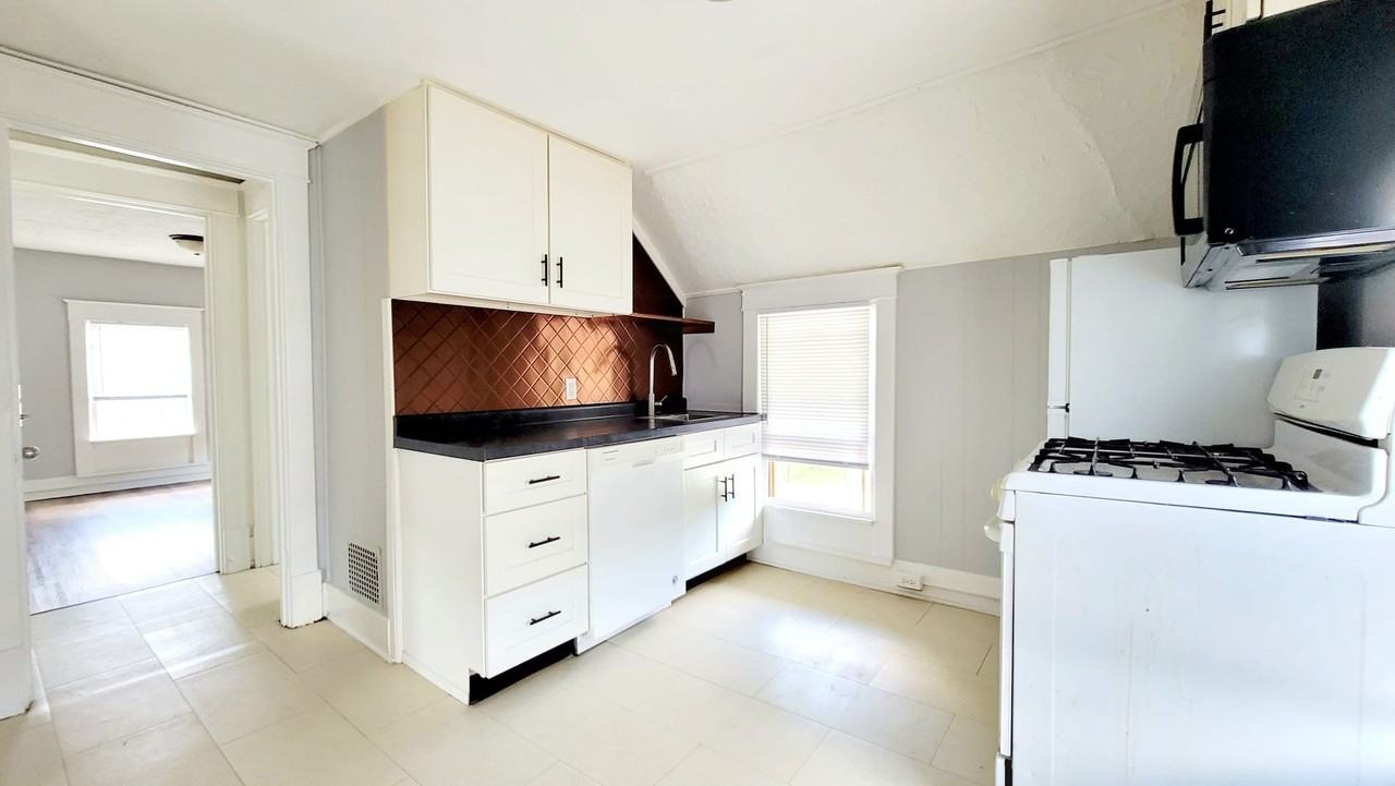 1210 W 6th st - Photo 2 of 12