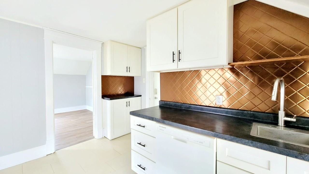 1210 W 6th st - Photo 3 of 12